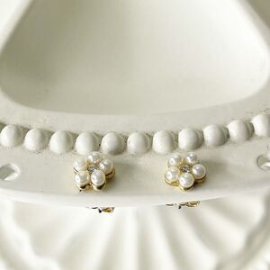 Vintage Avon Earrings Pearl Rhinestone Flower Gold Tone Stud 90s Dainty Glam